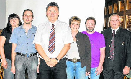 Der Gründungsvorstand des BSV Taufkirchen (v. l.): Susanne und Robert Haberl, Johann und Ingrid Wachinger, Stefan Tristl sowie Wahlleiter und Gauschützenmeister Georg Schatz. foto: weingartner
