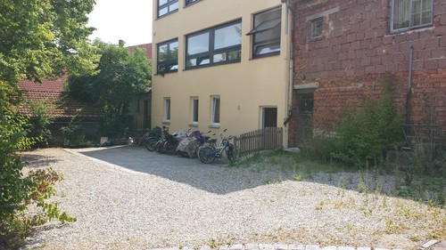 halle_eingangaussen.jpg halle_eingangaussen.jpg